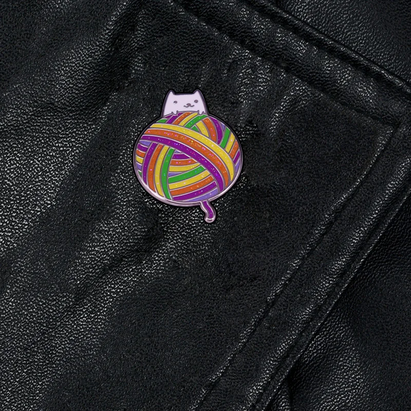 Этот кот любит заколку из пряжи показывая вашу привязку как к волокнам так и