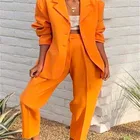 Женский деловой костюм оранжевый пиджак с лацканами и брюки