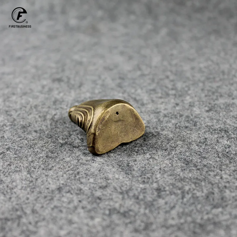 С фигуркой Будда из античной бронзы мини-статуя портативная латунная скульптура