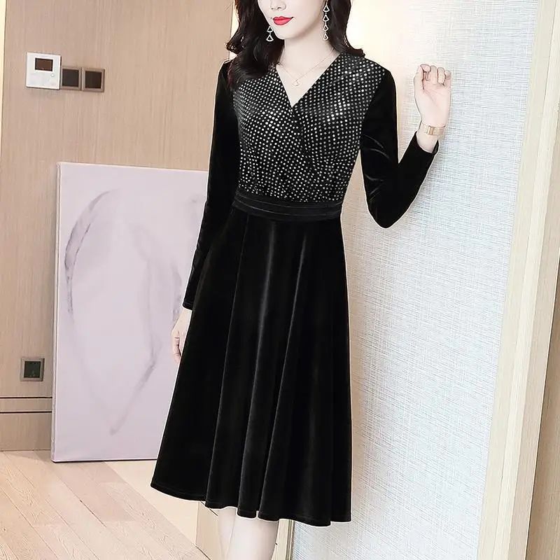 

Женское бархатное платье-миди с длинным рукавом и блестками