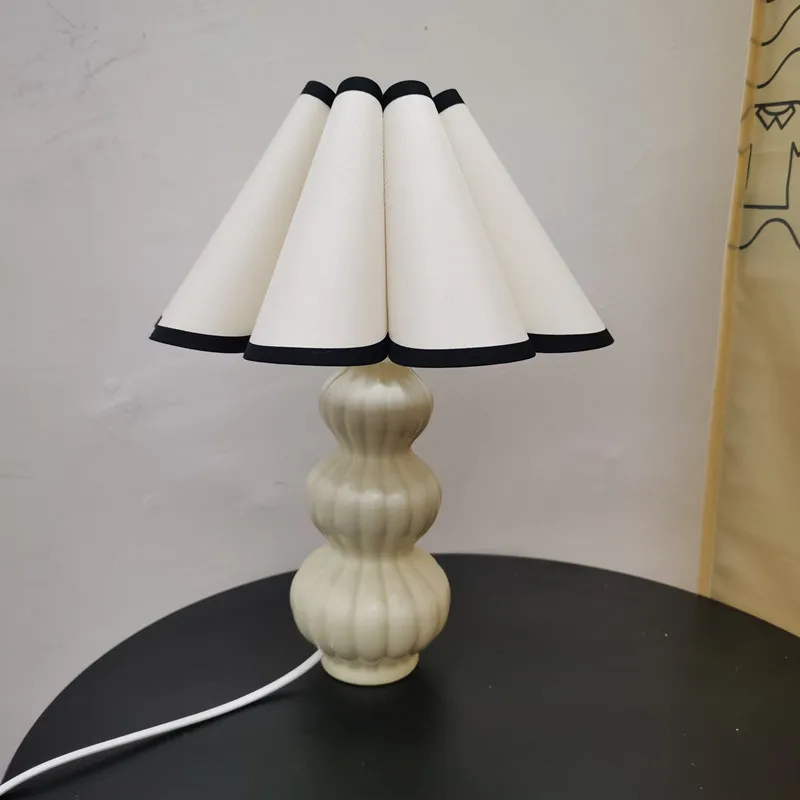 

Керамическая красивая Европейская плиссированная лампа в виде тыквы, Новая китайская настольная лампа, прикроватная лампа для гостевой комнаты, декоративная теплая настольная лампа CL100902