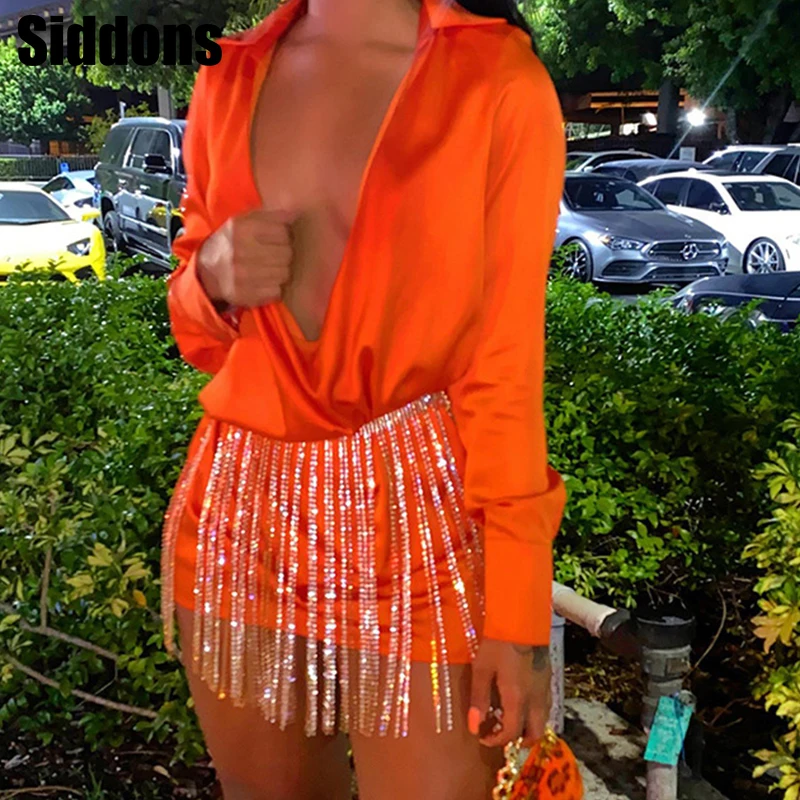 

Атласное однотонное Клубное платье выше колена, с кисточками, бриллиантами, длинным рукавом, глубоким V-образным вырезом и отложным воротни...