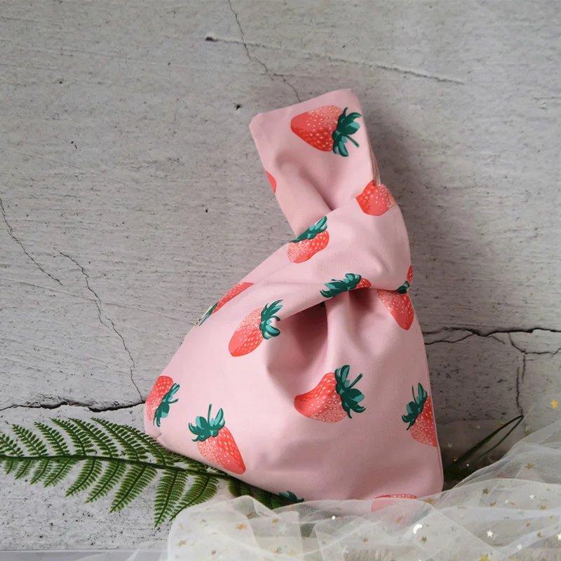 Водонепроницаемая ткань с розовой клубникой продается на половине двора