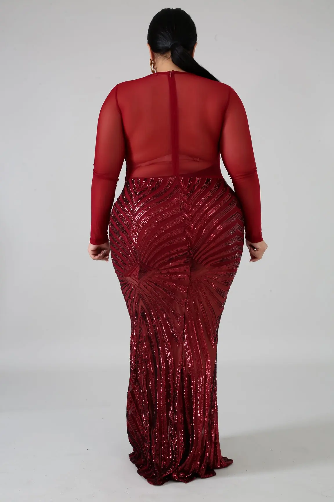 Женское длинное облегающее платье макси черное с круглым вырезом красного цвета