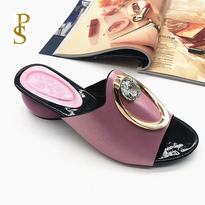 Женская обувь в африканском стиле Женские шлепанцы с металлическими пуговицами |