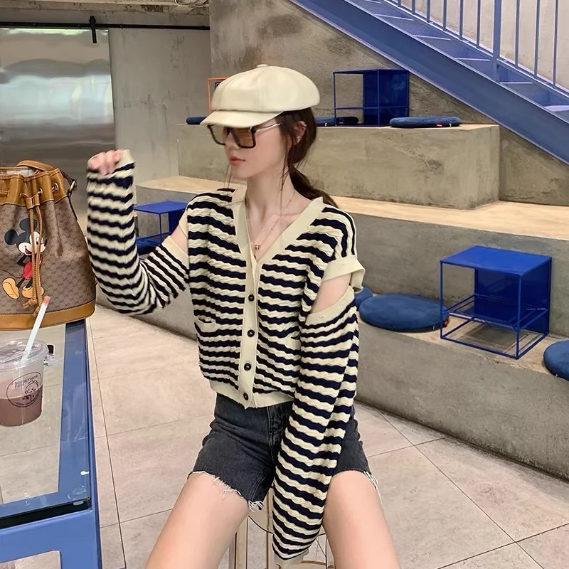 Женский кардиган с V-образным вырезом модельный абрикосового и черного цветов