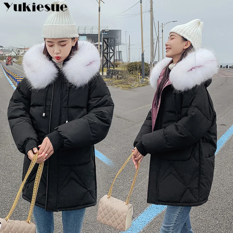 Женская бархатная парка с капюшоном и меховым воротником на осень/зиму