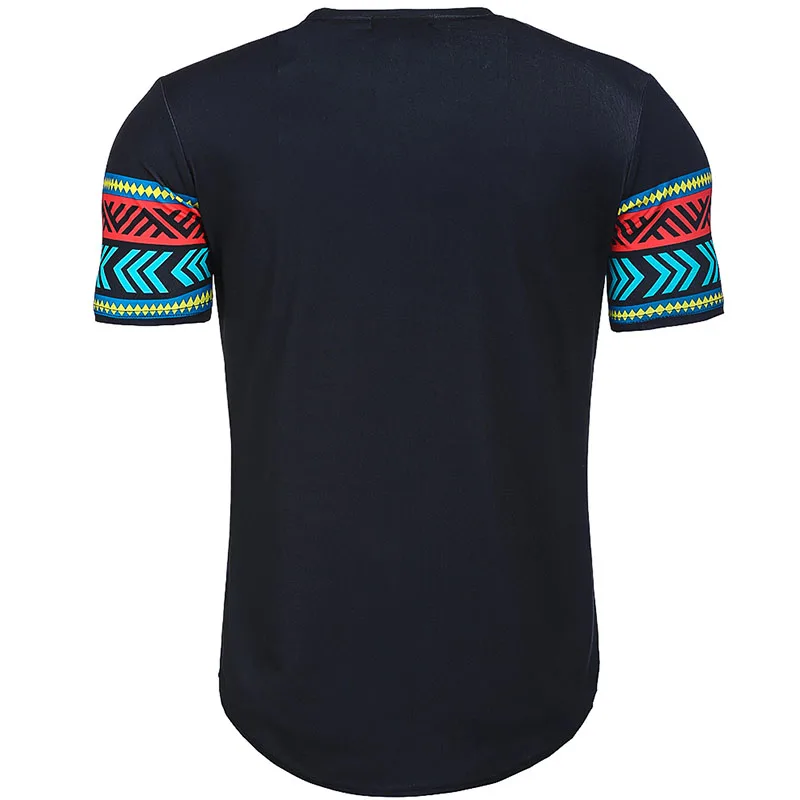 С круглым вырезом в комплект входят длинная футболка с закругленным краем для