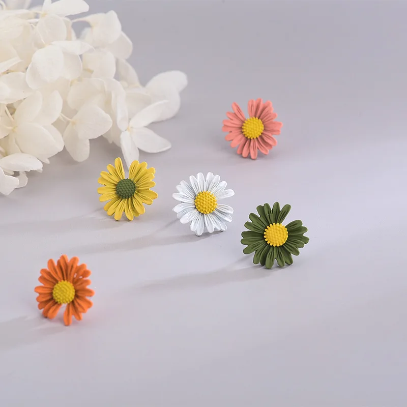 

S925 Pure Silver Resin Small Daisy Earrings Women 2021 New Style Small Fresh Literature Sun Flower High Quality Ear Pendant Tide