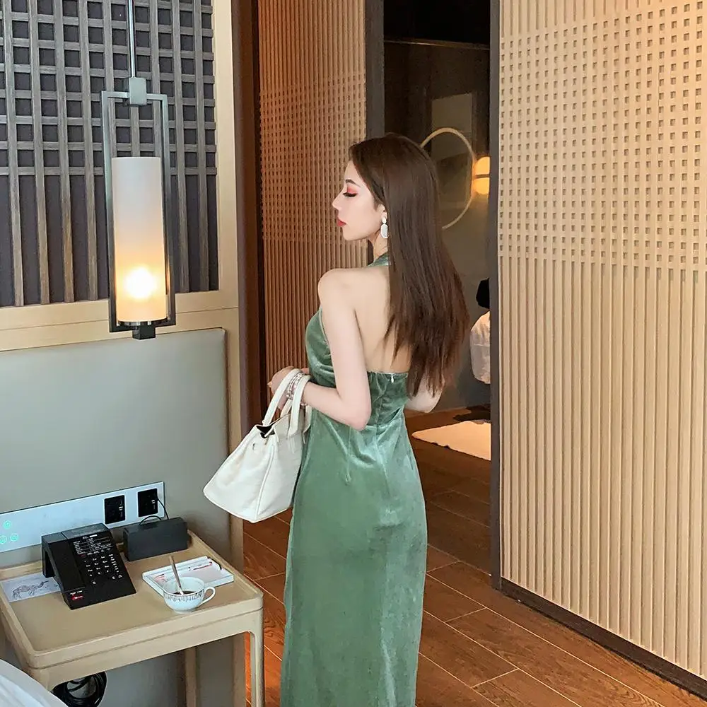 

Real shot of famous ladies in autumn and winter 2020 small sexy hanging neck style open back medium length velvet dress