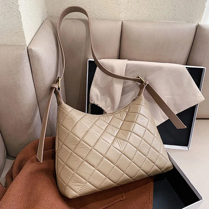 

Женская сумка-тоут ромбовидной формы большой емкости, зимняя новинка 2021 года, высококачественная однотонная сумка через плечо из искусстве...