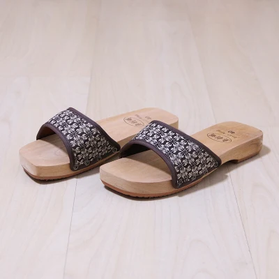 

Женские деревянные шлепанцы, летние сандалии на плоской нескользящей подошве, повседневные пляжные шлепанцы, японские гэта, обувь для косп...