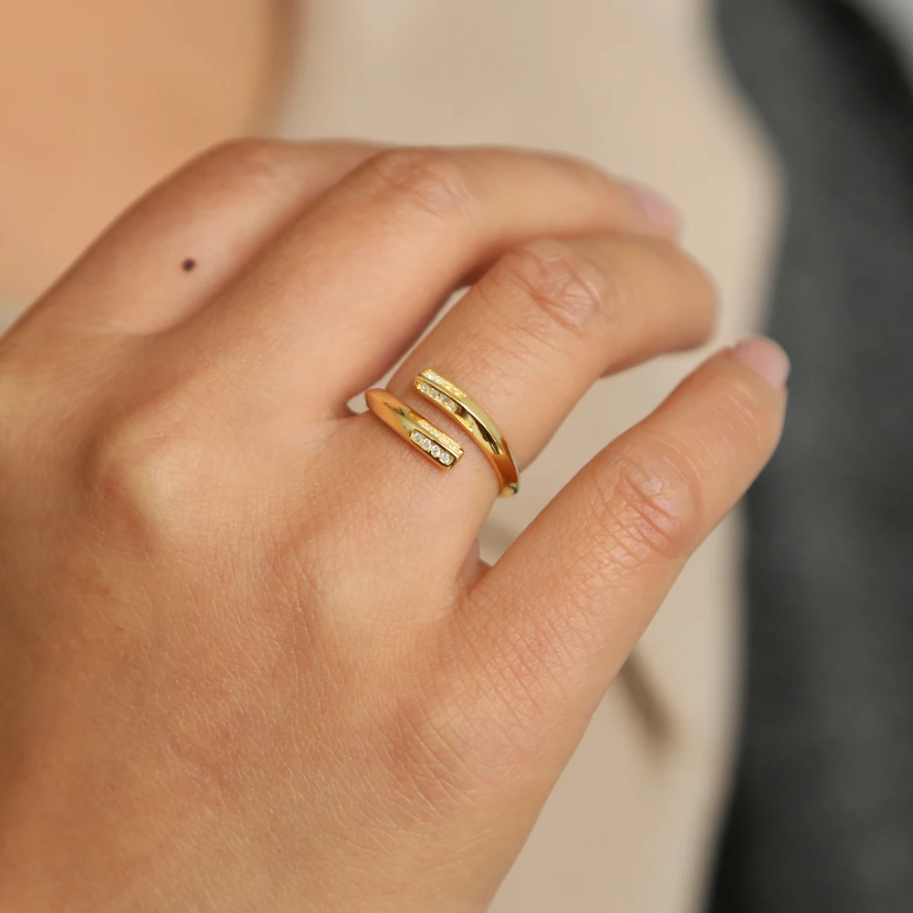 Женское Открытое кольцо с фианитом регулируемое золотистого цвета из серебра 2021