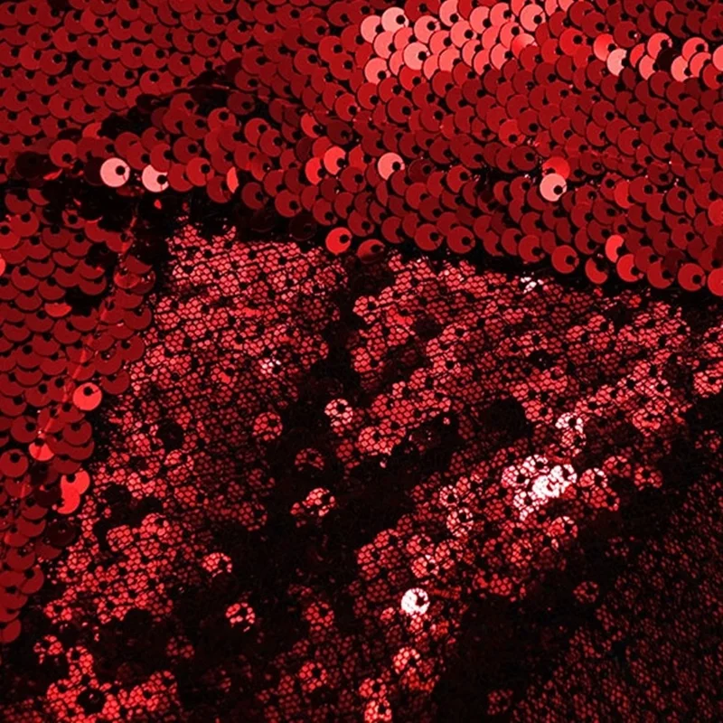 Женское длинное платье с блестками украшенное на одно плечо отверстиями для