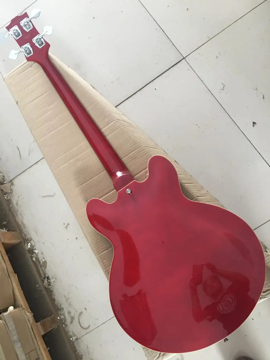 4-струнная красная электрическая бас-гитара с полым корпусом, золотая фурнитура, розетка из розового дерева в наличии 11 335