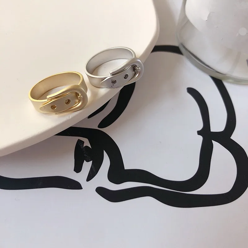 Кольца на палец с креативным металлическим ремнем золотого цвета для женщин