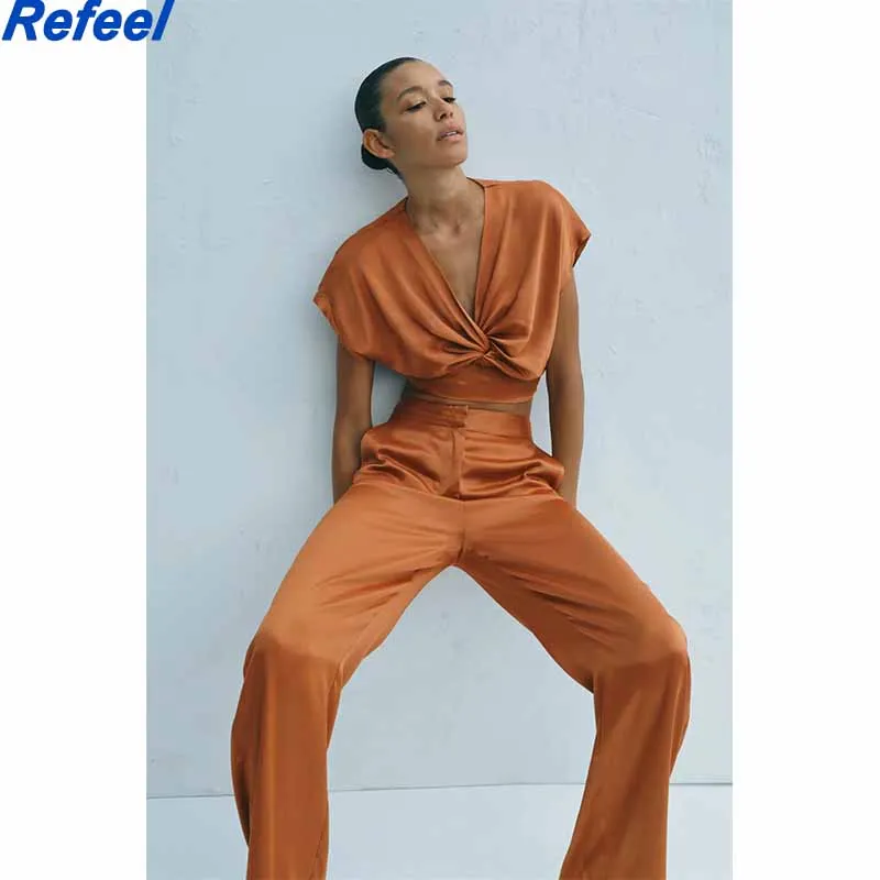 

Женский короткий жилет без рукавов с V-образным вырезом