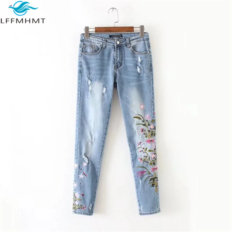Джинсы женские рваные с цветочной вышивкой офисные узкие брюки-карандаш из