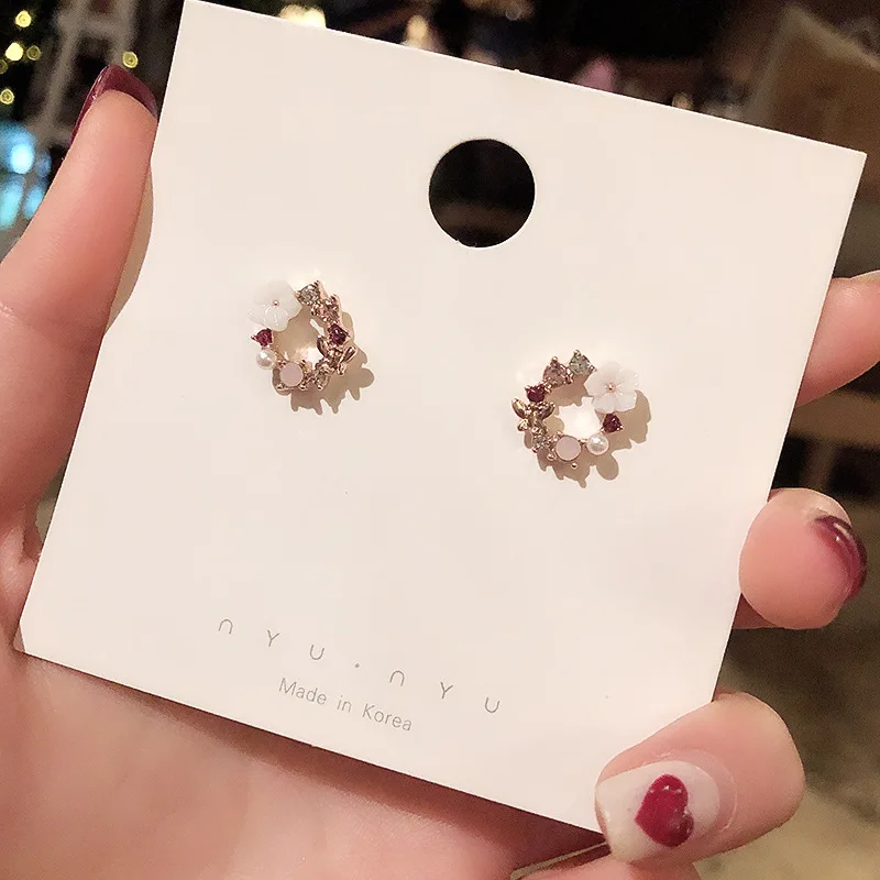 

Butterfly Pearl Stud Earrings Flower Heart-shaped Daisy Hoop Earrings Trendy Simple Statement Dainty Shiny Jewelry For Women