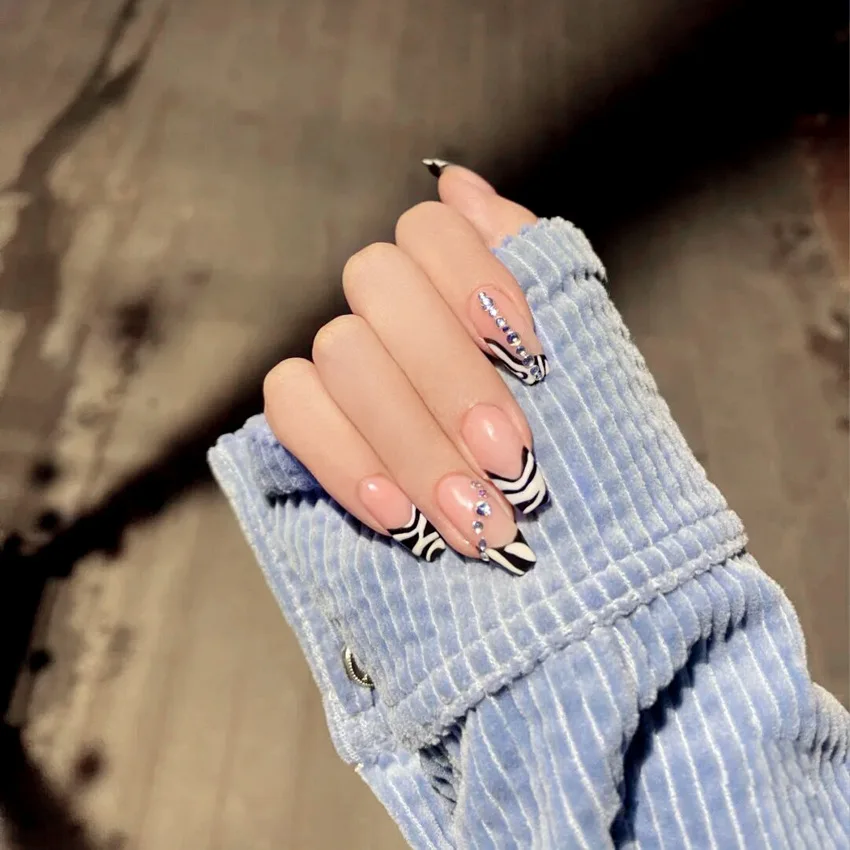 

Nail art 24pcs Black White Stripes Nail Patch Glue Type Removable Long Paragraph Fashion Manicure Save Time False Nail Patch