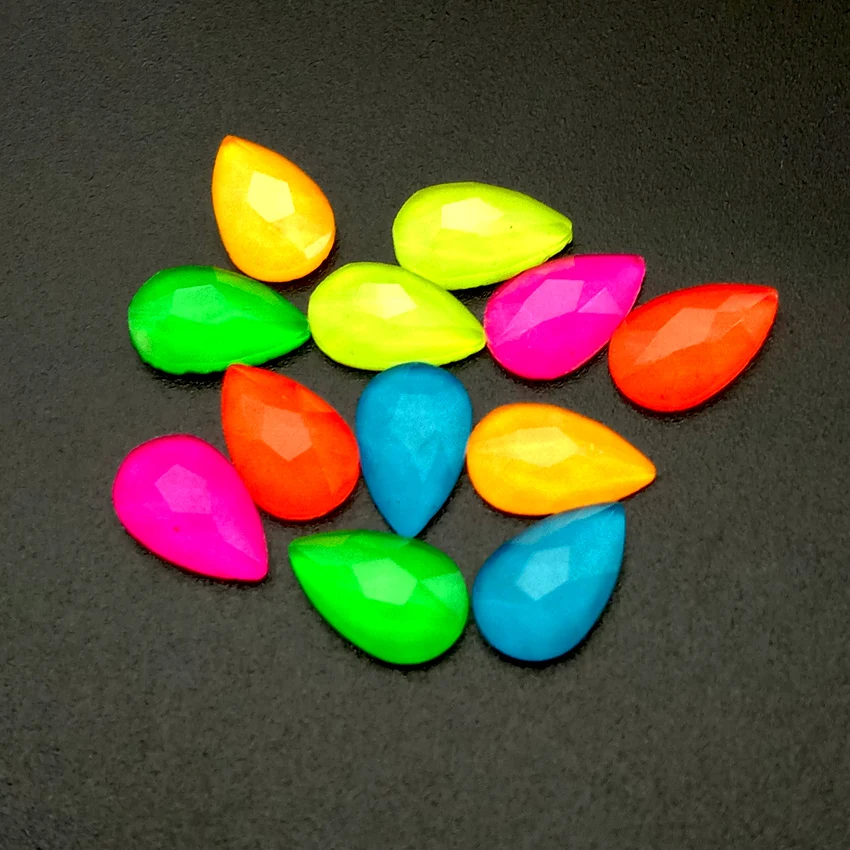 Флуоресцентные Стразы для ногтей 50 шт. светящиеся в УФ светильник ночник