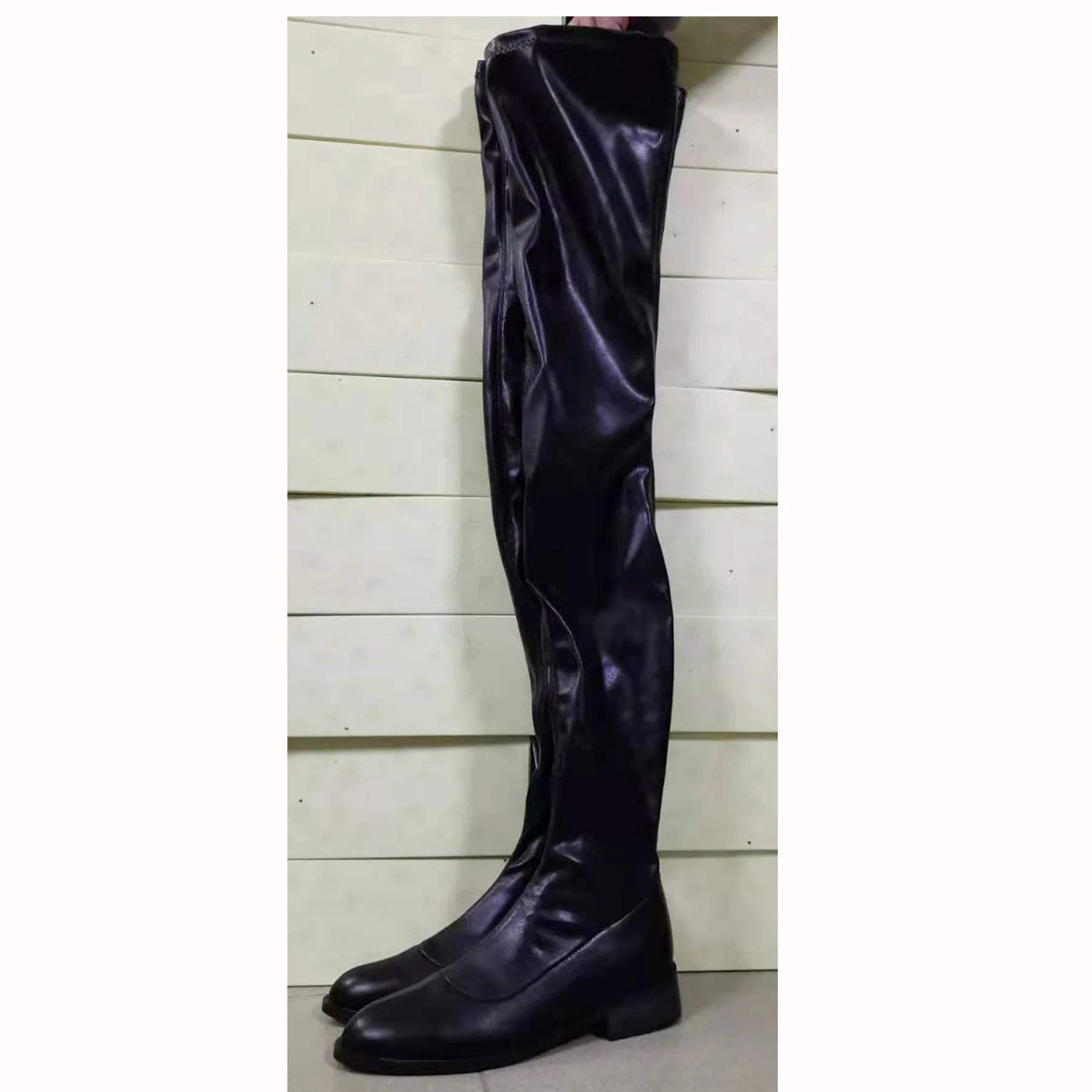 Женские сапоги выше колена на низком каблуке с блестками