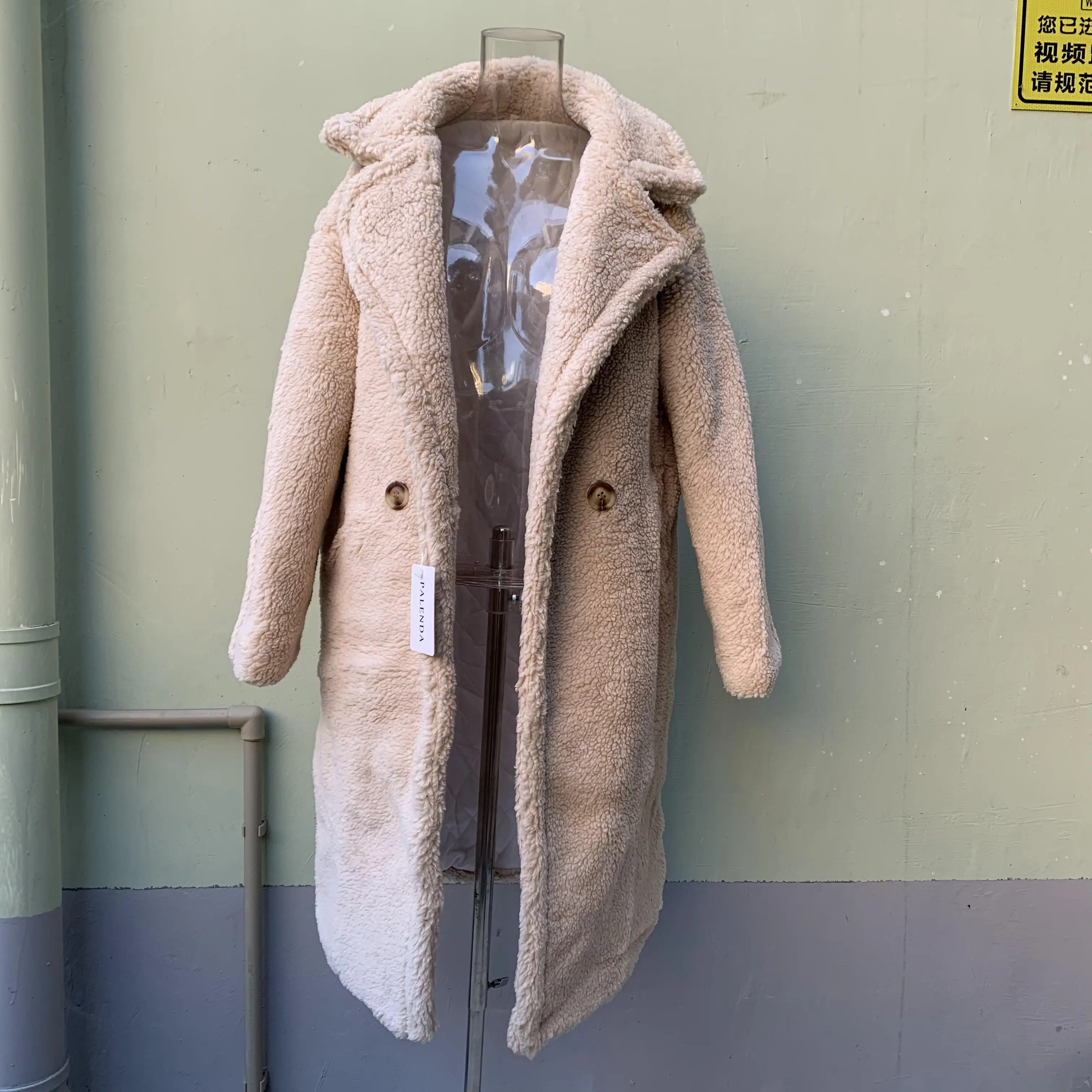 Женское пальто с карманами зимнее длинное теплое из искусственного меха мишки