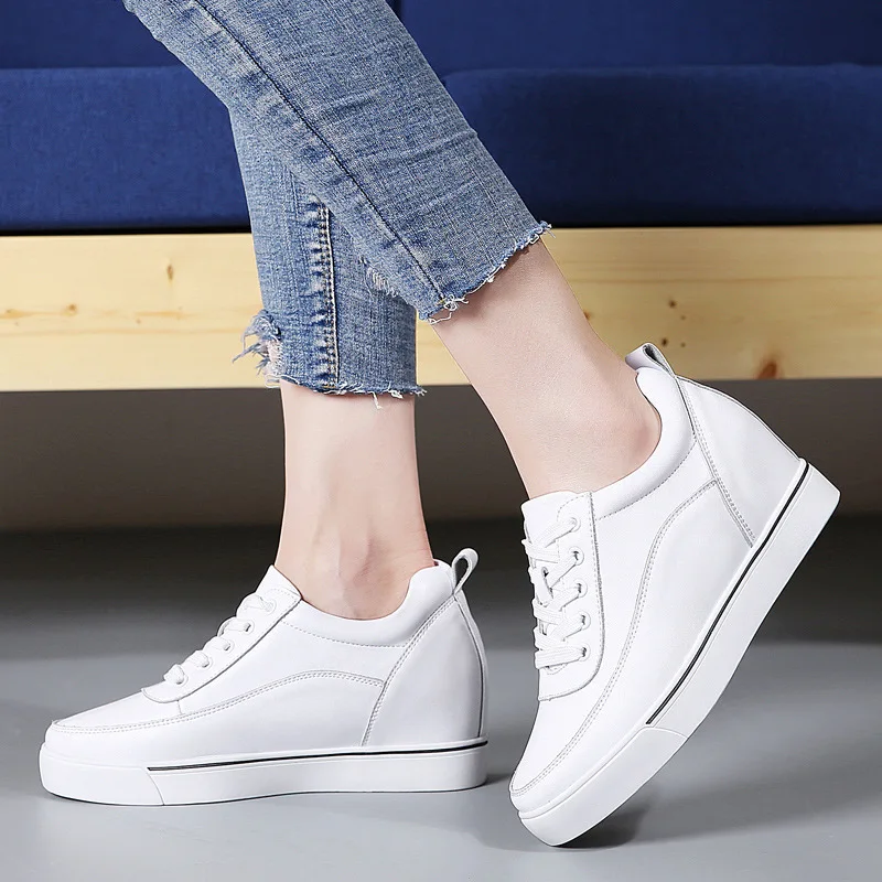 

Популярные кожаные белые женские универсальные повседневные новые кожаные туфли с увеличивающей рост стелькой женские туфли для доски 2021