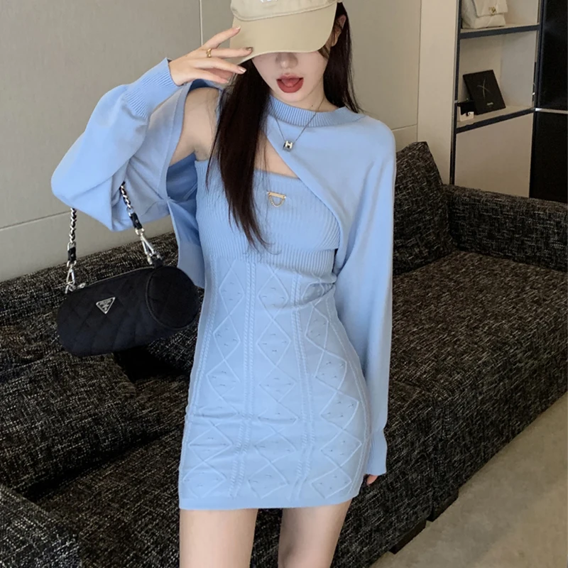 

Осеннее трикотажное платье-топ на бретелях с длинным рукавом