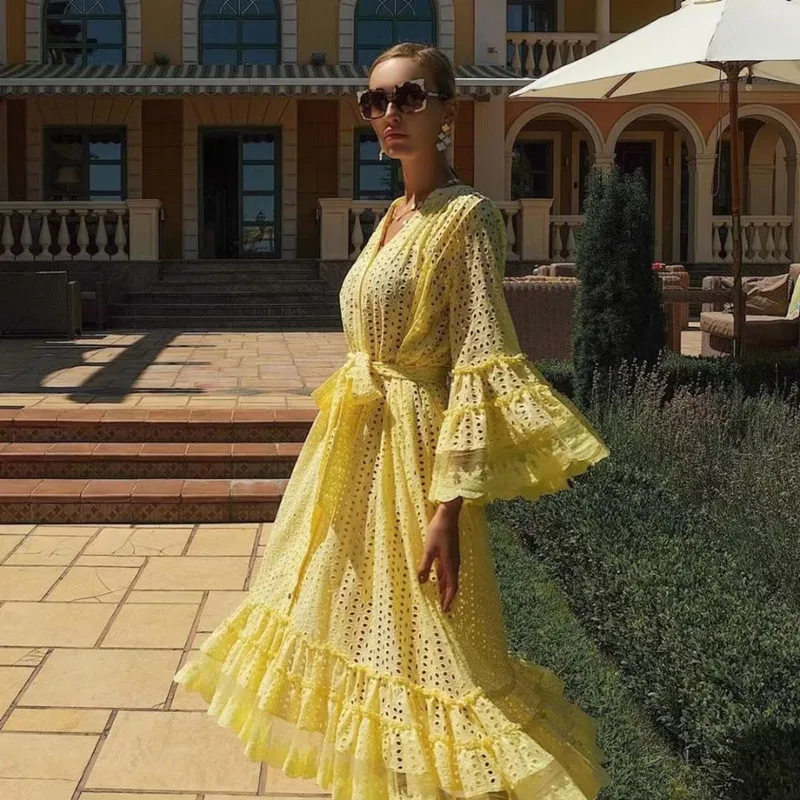 

Женское длинное платье с V-образным вырезом и расклешенными рукавами