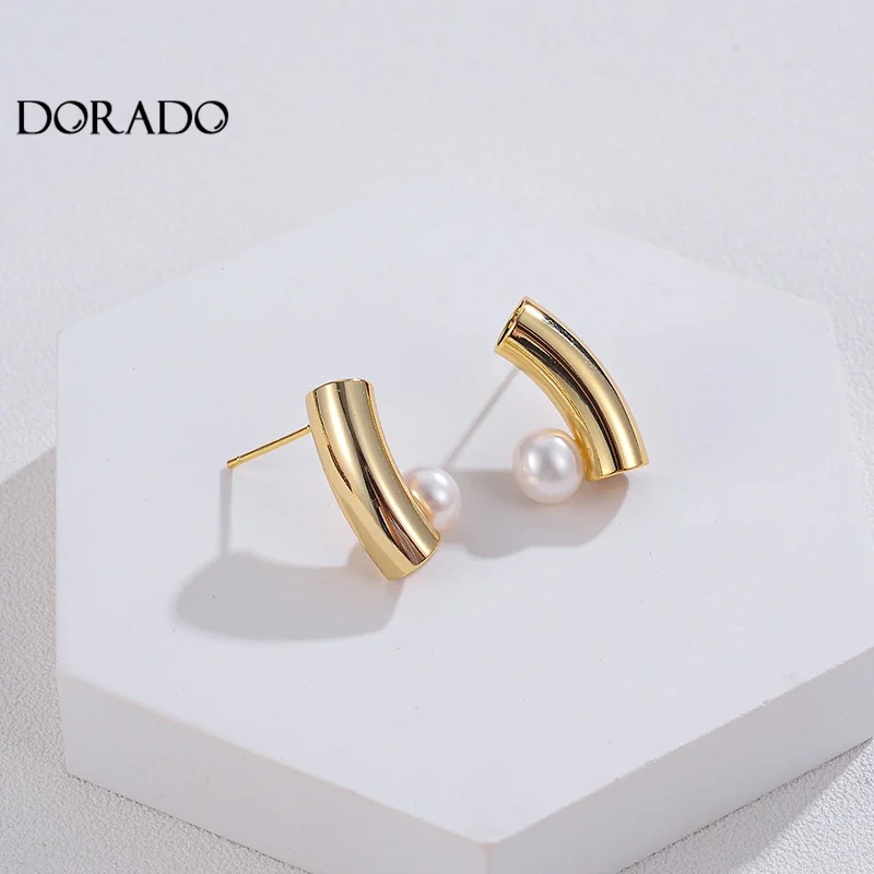 

Dorado 2021 New Trendy Unique Gold Color Metal Shape Earring For Women Natural Pearl Stud Earring Jewelry Accessories Party Gift