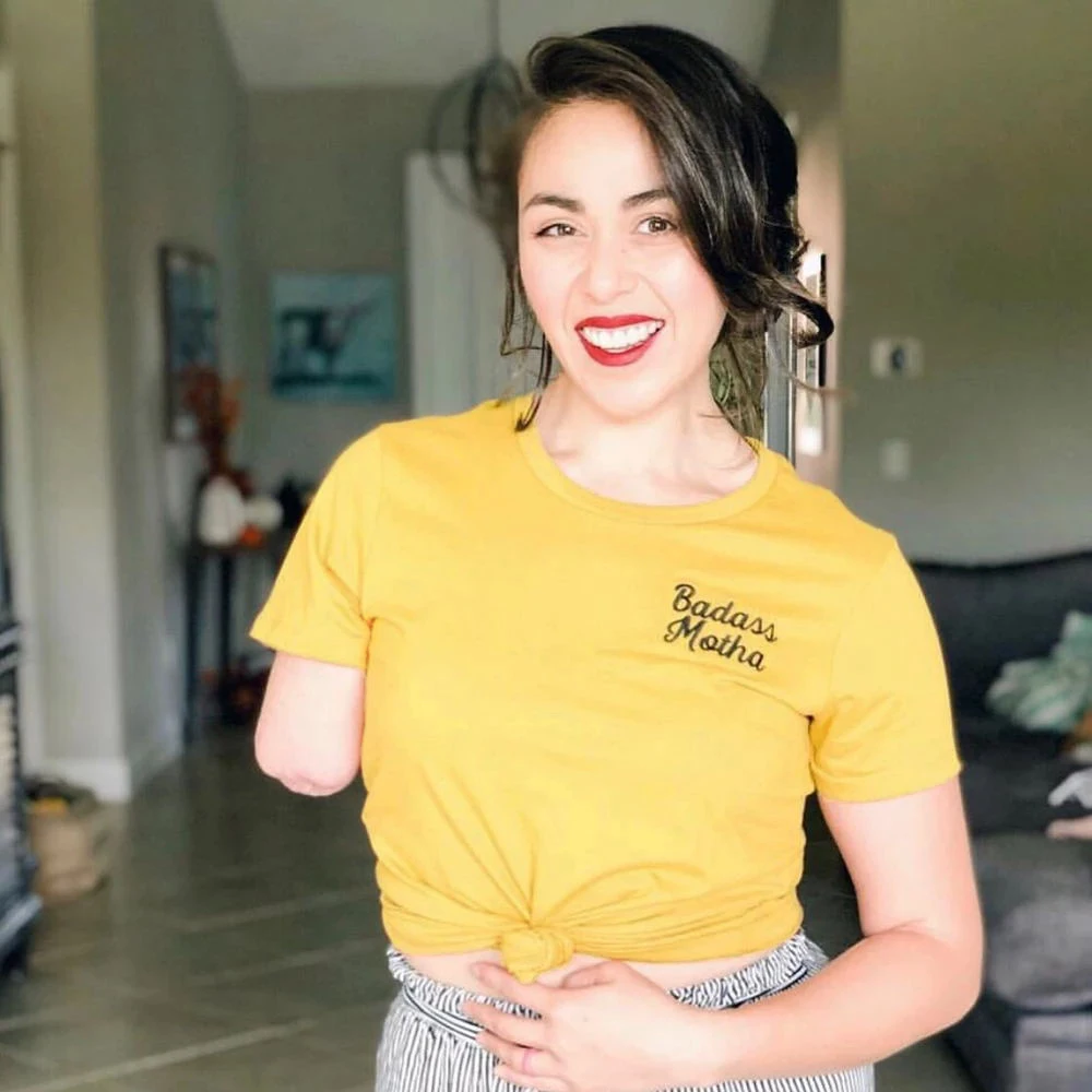 Забавная футболка BADASS MOTHA с цитатами 100% хлопок подарок для мамы гранж tumblr