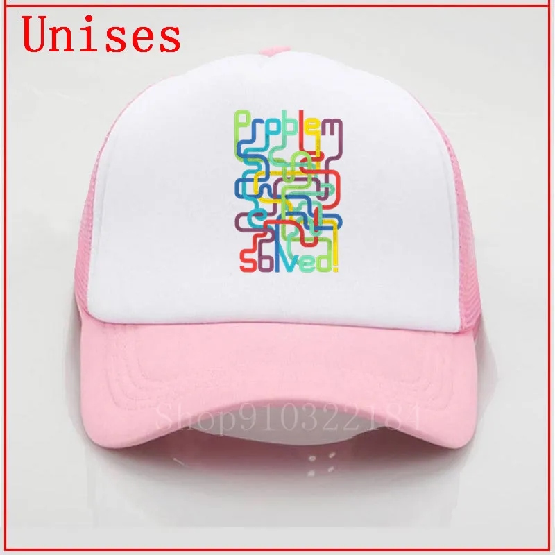 Шапка лабиринт с рельефным лабиринтом и пластиковым щитком для девочек