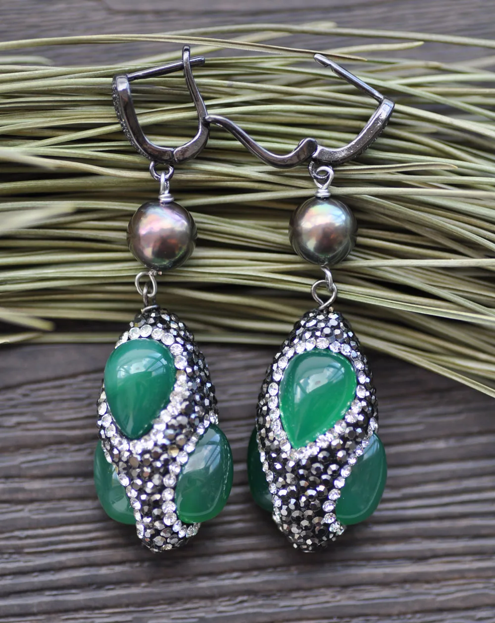 

S2495 32mm Shuttle Green Jade Black Pearl CZ Dangle Earring