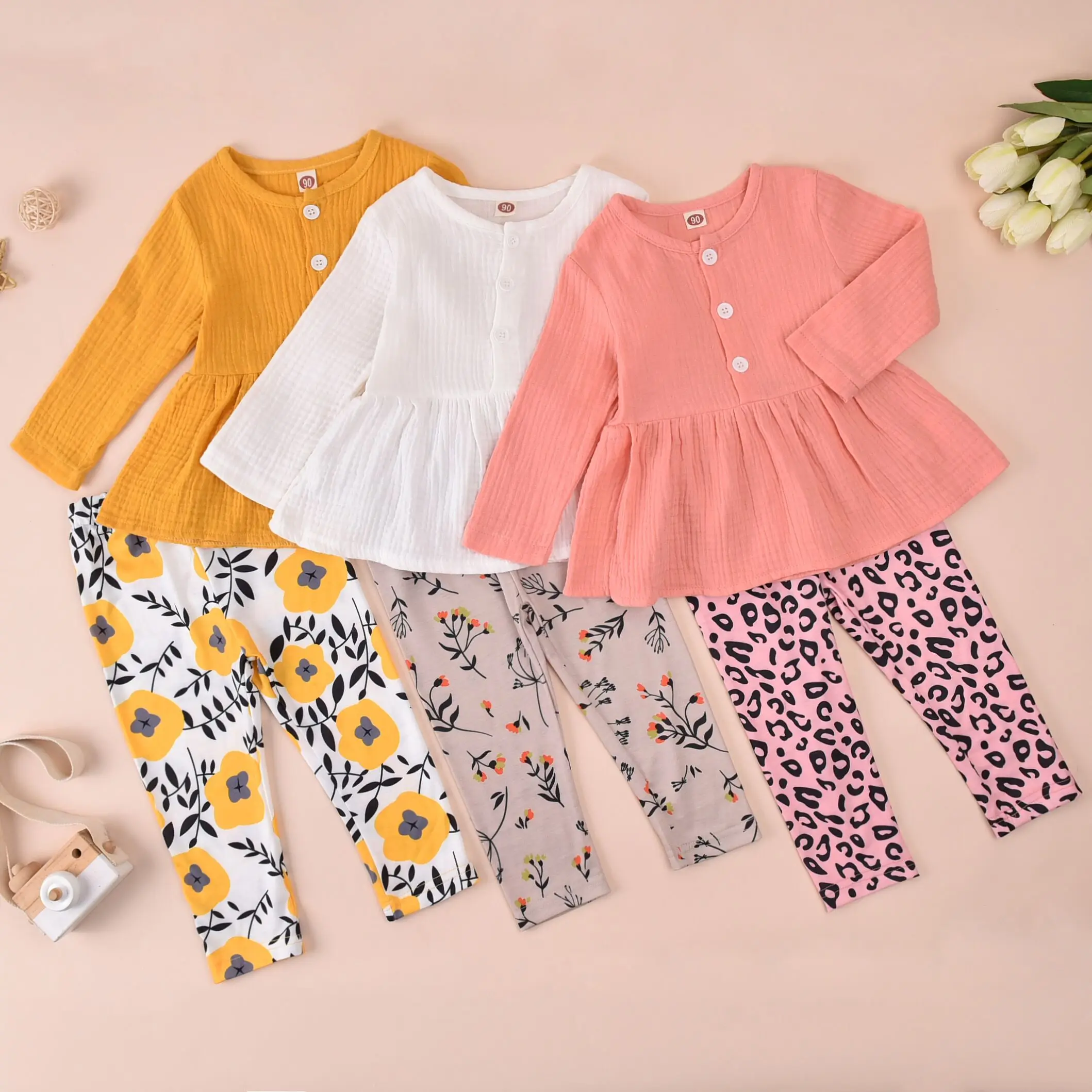 

Осенний костюм для маленьких девочек, однотонный топ с круглым вырезом и длинными рукавами и оборками на подоле + штаны с цветочным/леопардо...