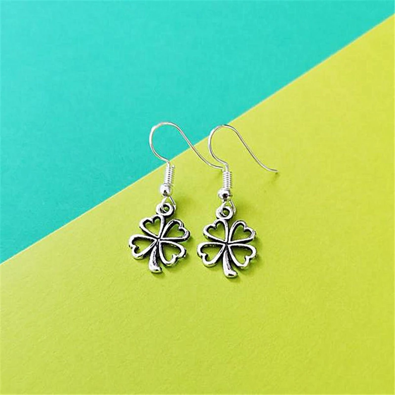 Van cleef arpels серьги клевер. Ван клиф серьги клевер. Серьги клевер оригинал. Louis vuitton серьги гвоздики. Серьги ван клиф клевер оригинал.