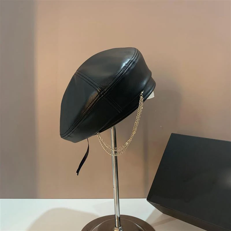 Кожаная беретка на цепочке модной горячей девушки художника, женский головной убор на все времена, дикий высокий тыквенный.