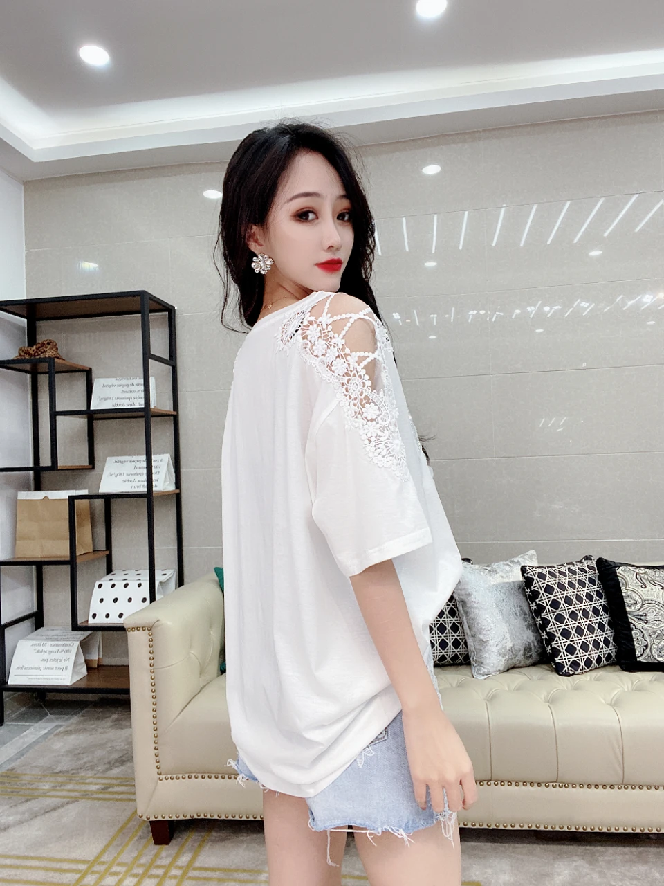 

2021 Summer European New Women Fashion Tops Ladies Cartoon Rhinestone Stitching Lace Hollow T-shirt Fashion O-neck Pullover Tees