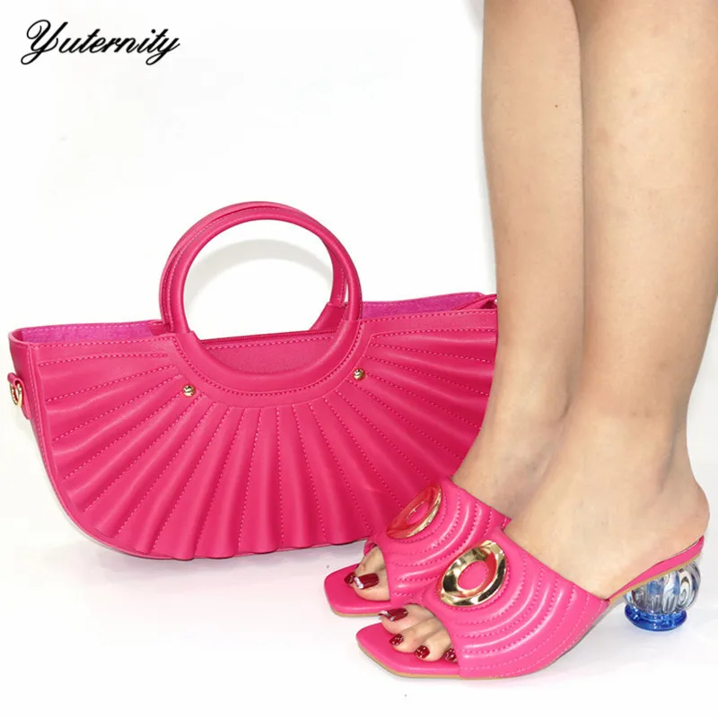 

Новое поступление, экокожа (полиуретан), обувь с в комплекте с набором подходящих сумок в африканском стиле Стразы Туфли-лодочки и сумка в ко...