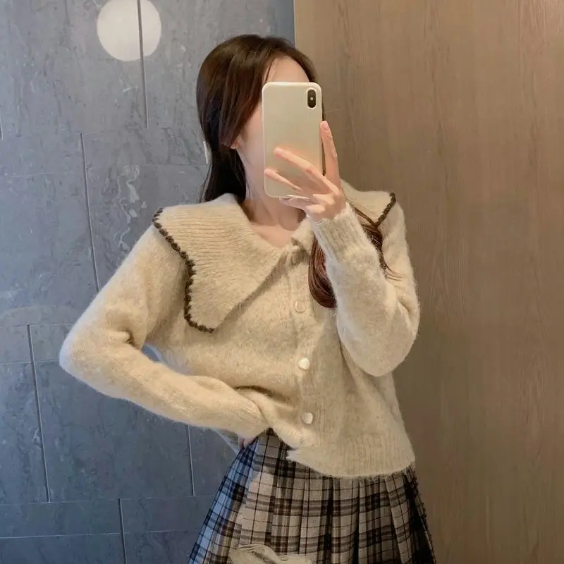 Женский трикотажный кардиган в стиле ретро укороченный облегающий винтажном с