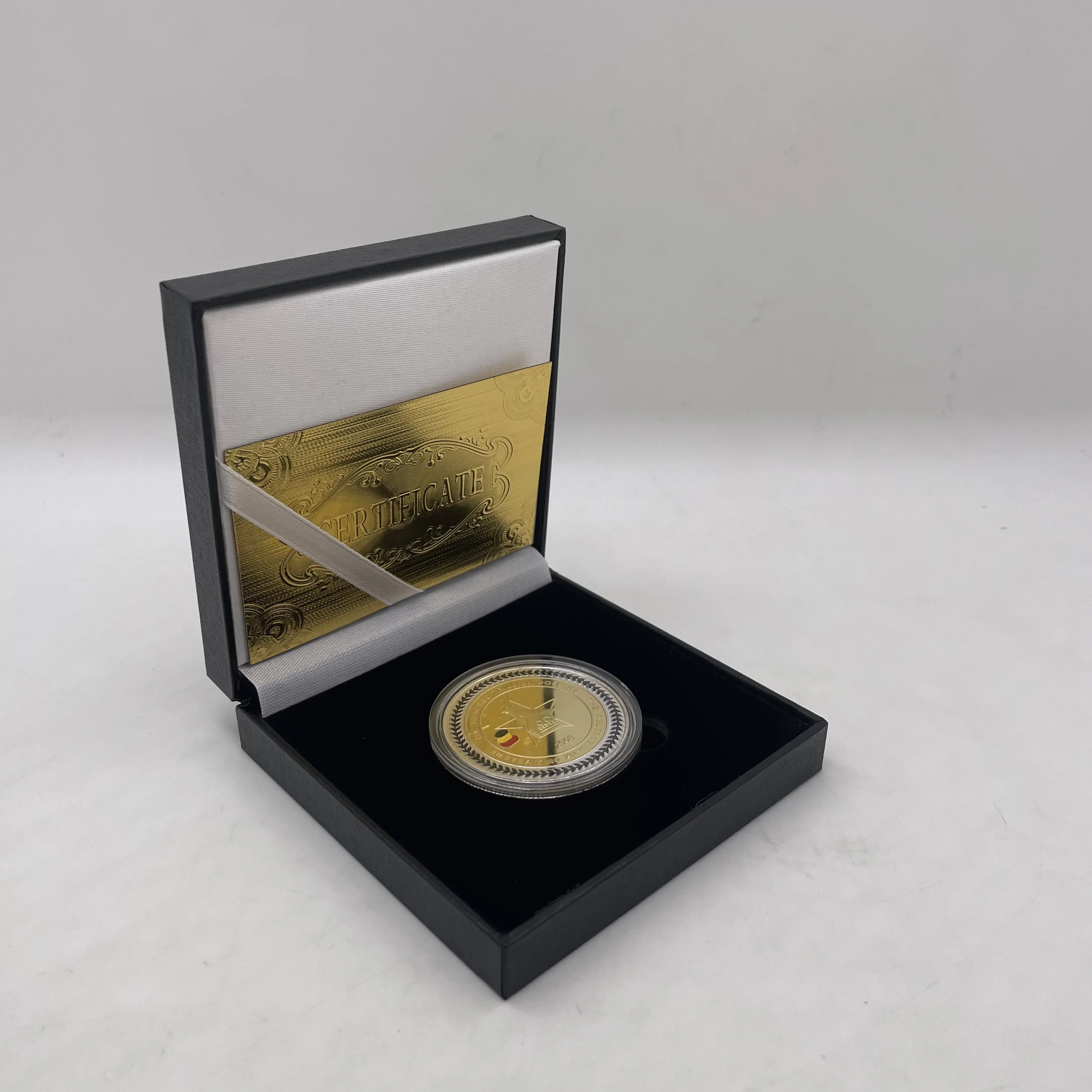 Сто триллиона долларов Зимбабве пять животных голова монета с черной коробкой