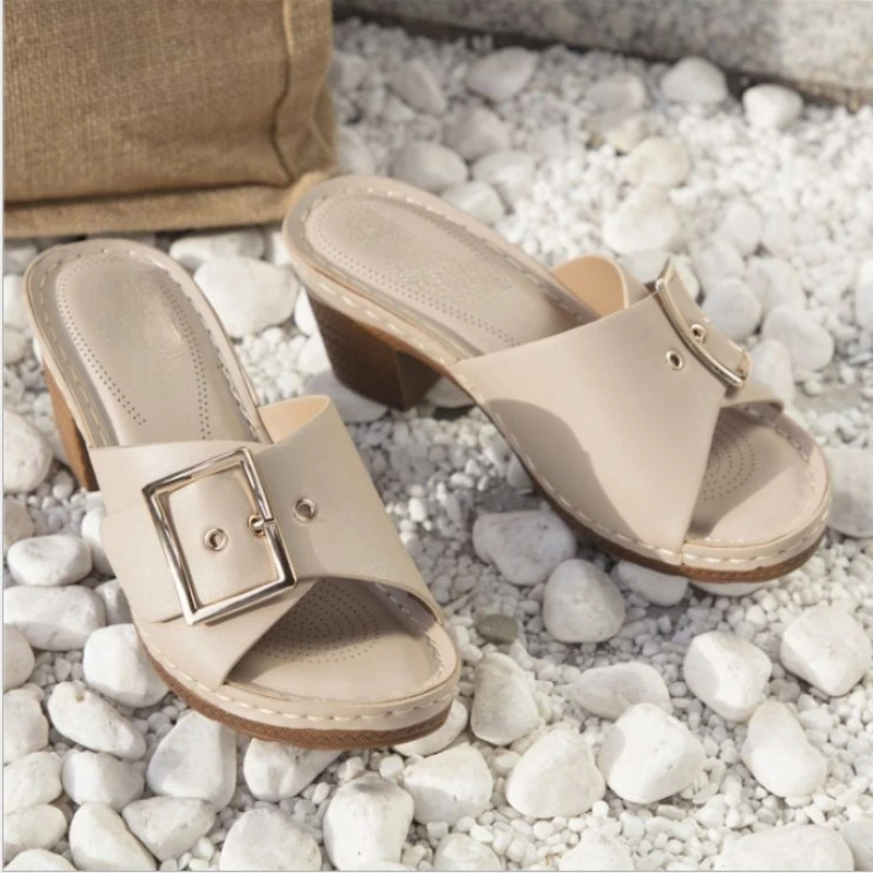 

2021 Summer New Women's Fashion PU Leather Metal Button High Heel Summer Slippers Comfortable Beach Shoes Hot Sale 5KE266