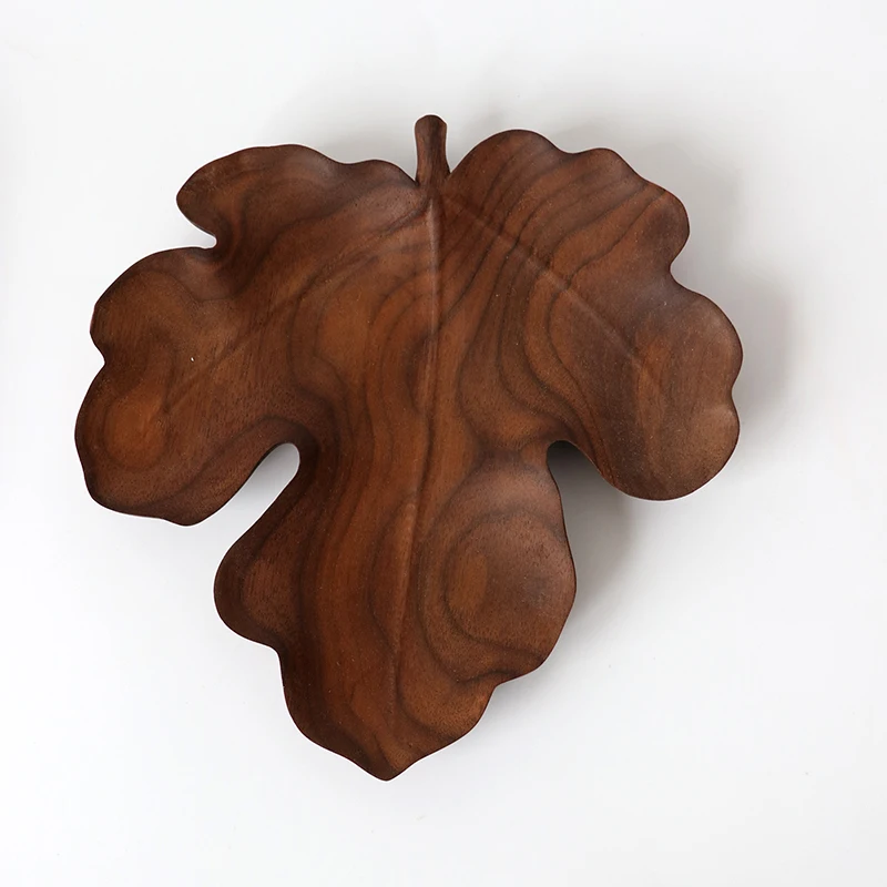 Тарелка из черного ореха оригинальная ручной работы в форме листа для закусок