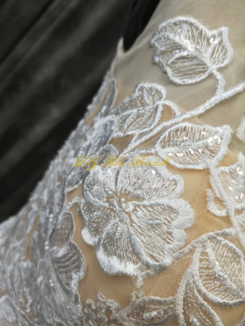 

Real Sample Beach Wedding Dress Sheer Neck Sleeveless Lace Appliques Chiffon Bohemian Bridal Gowns with Buttons