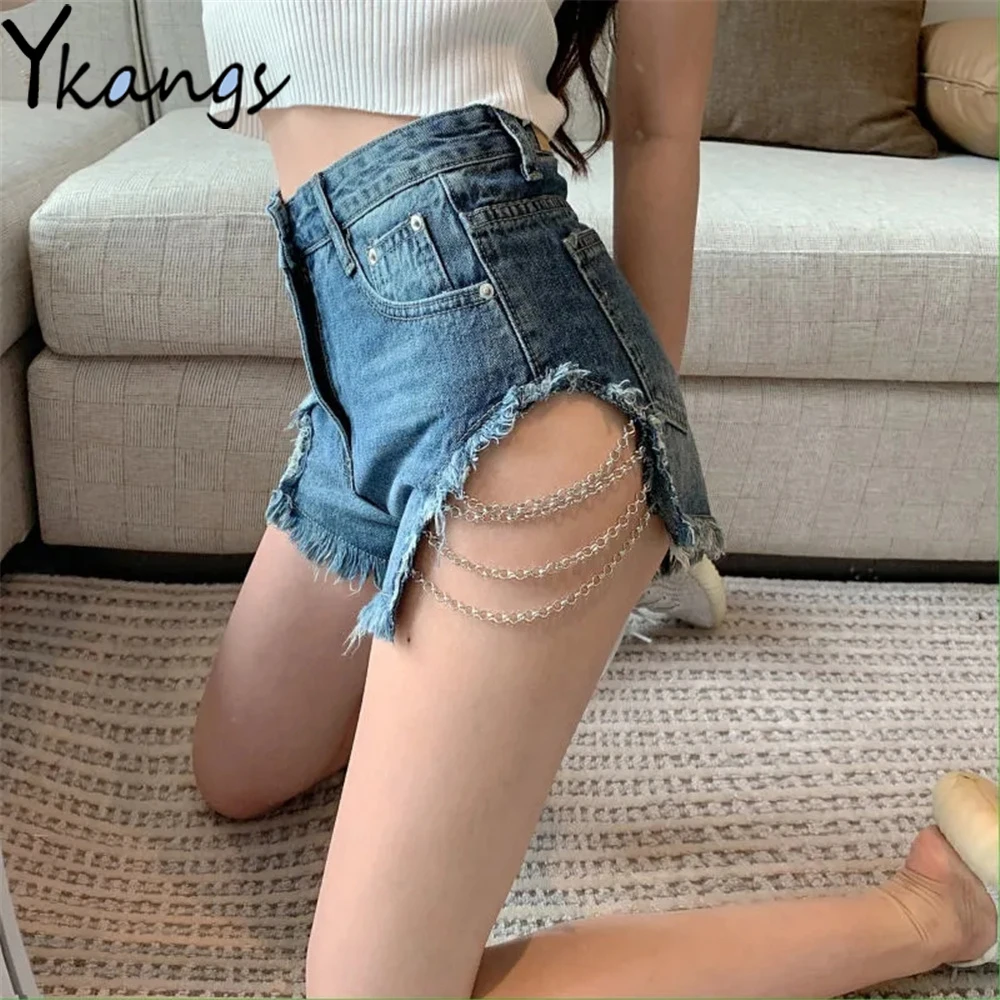 

Пикантные Рваные джинсовые шорты с цепочкой и бахромой, летние модные повседневные короткие джинсы в Корейском стиле с высокой талией, улич...