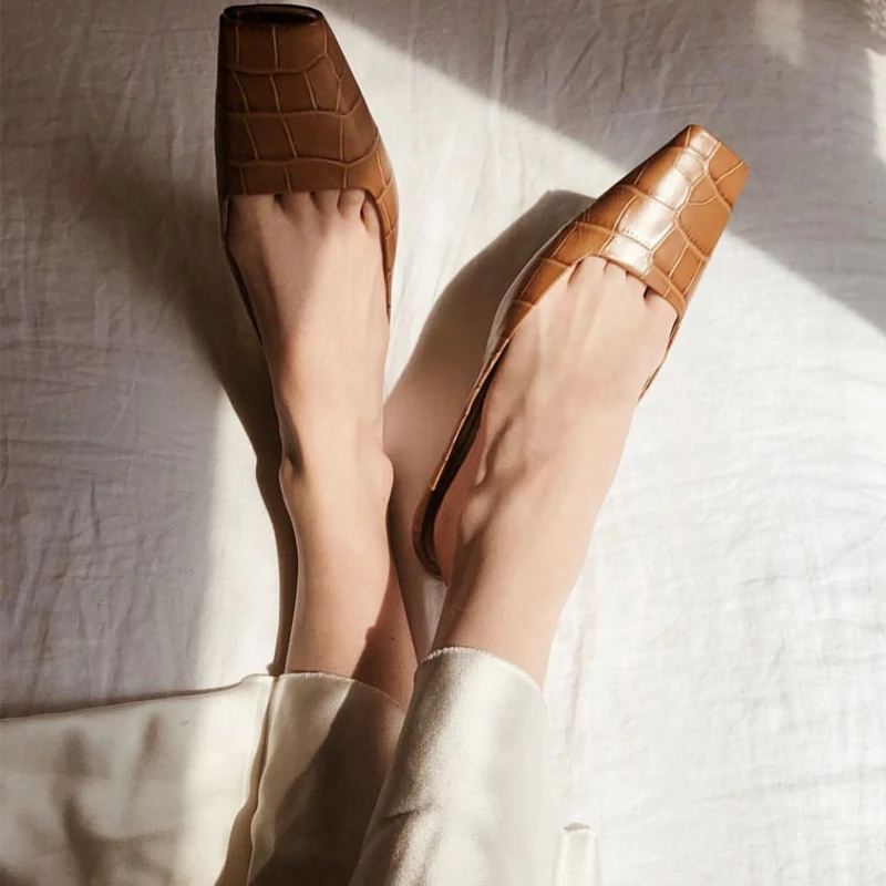Женские крокодиловые туфли сандалии на низком каблуке квадратный носок тиснение