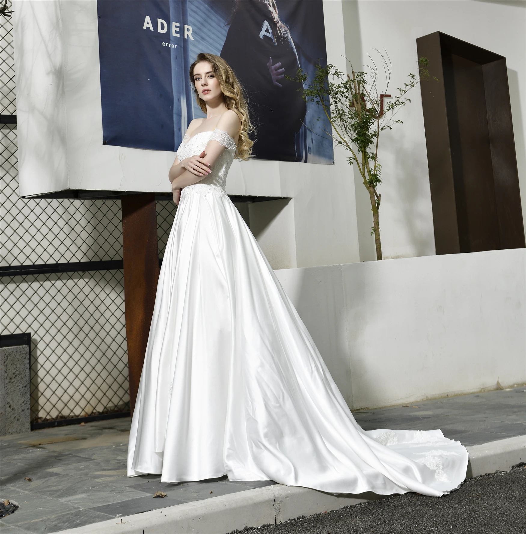 

32382lace V-neck front Split wedding dresses Back buttons Champagne lining full sleeces Royal applique brush Train Bridal Dress