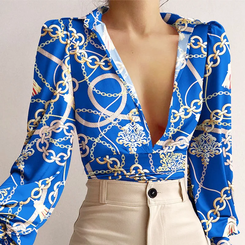 

Женская блузка с глубоким V-образным вырезом и принтом цепей