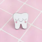 Белая эмалированная брошь с изображением зубов улыбки на заказ, милая забавная медицинская бижутерия, аксессуары, детские подарки, рюкзак, булавка для футболки, оптовая продажа