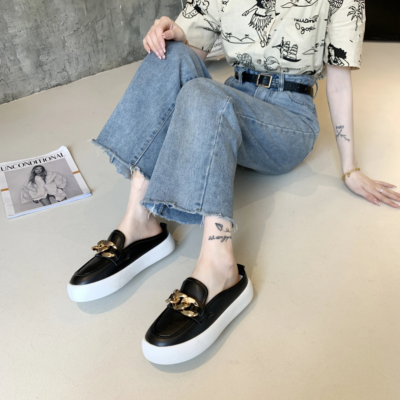 

Women Flat Shoes 2021 Summer Fashion Big Chain Metal Decoration Leather Loafers Ladies Black Round Toe Platform Mules Shoes